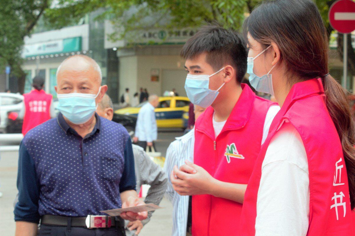 学生志愿者为市民介绍活动内容（一）.jpg